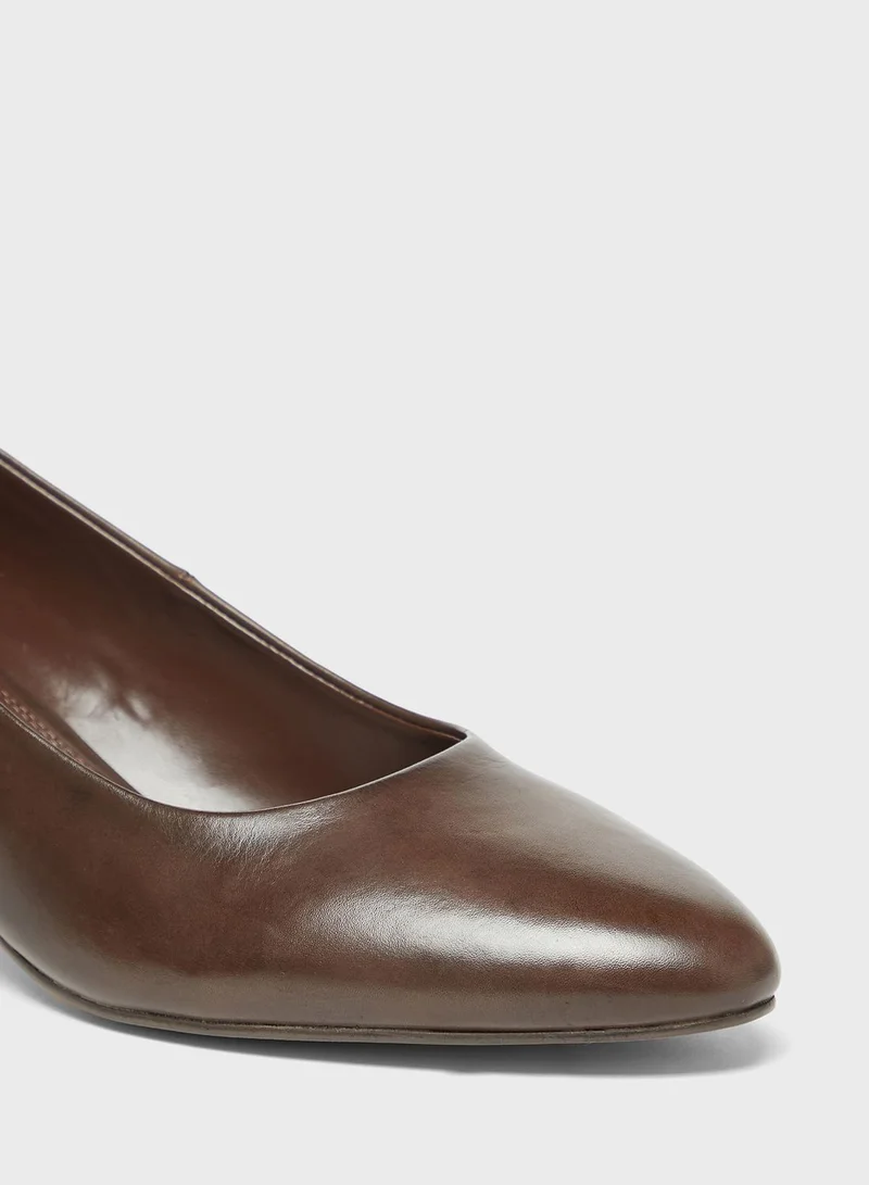 سيليست Pointed Toe Pumps