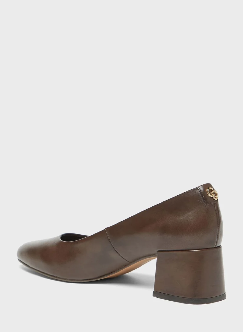 سيليست Pointed Toe Pumps