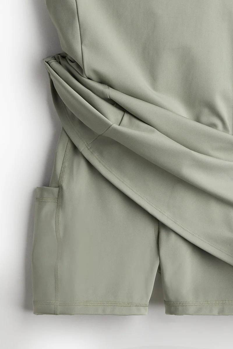 اتش اند ام فستان تنيس من نسيج دراي موف