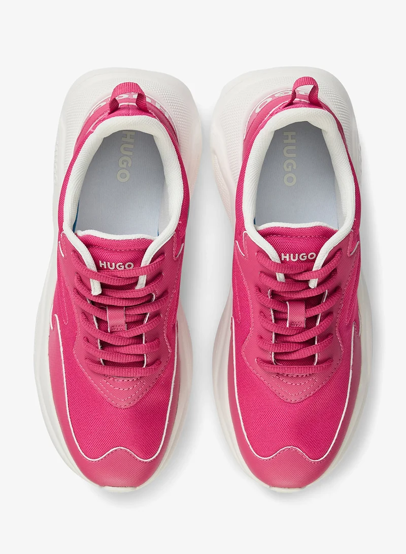 هوجو مدربات برباط بتصميم متعدد المواد وشعار على الكعب