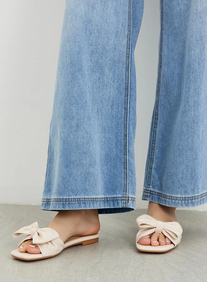 ستايلي صنادل مسطحة بلمسة شريط أنيق