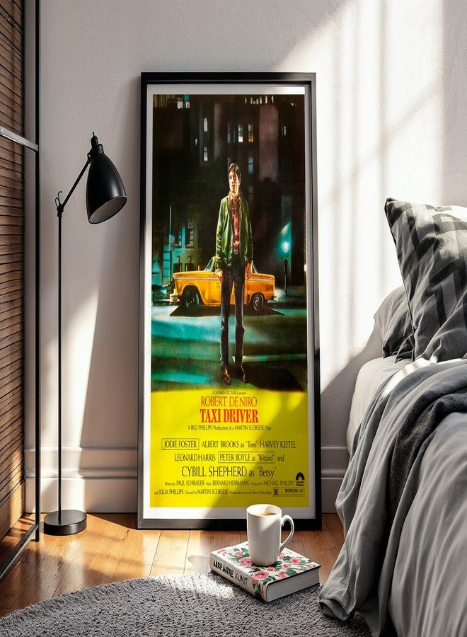 Waltractive ملصق فيلم "سائق التاكسي" الكلاسيكي المؤطر - روبرت دي نيرو في فيلم مارتن سكورسيزي الكلاسيكي - لوحة جدارية لتزيين المنزل والمكتب - متوفر بمقاسين: 33×23 و 48×33 سم - Image 1