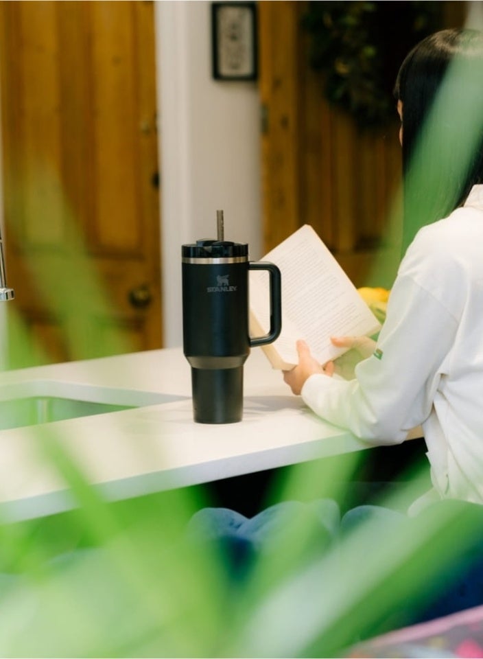 ستانلي كوب ستانلي سعة ٤٠ أونصة | زجاجة ماء سوداء من الفولاذ المقاوم للصدأ مع ماصتين، طقم مانع للانسكاب، جراب مانع للانزلاق، فرشاة ماصة | كوب سفر ستانلي ومجموعة هدايا - Image 5