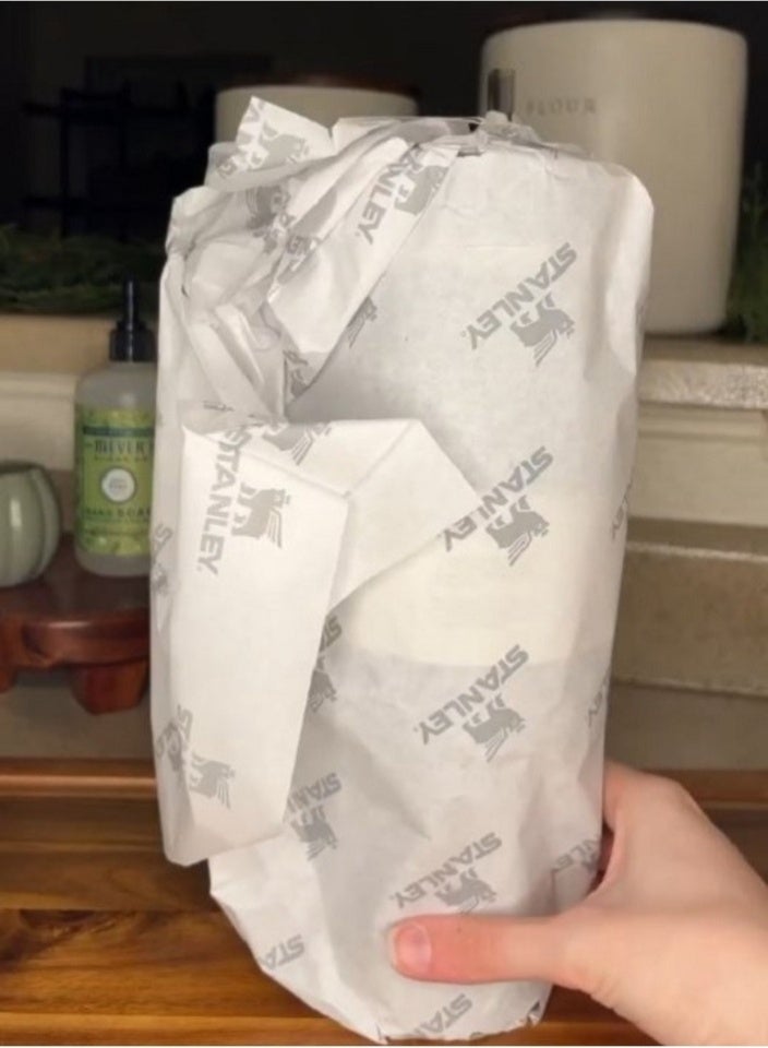 ستانلي كوب ستانلي سعة ٤٠ أونصة | زجاجة ماء سوداء من الفولاذ المقاوم للصدأ مع ماصتين، طقم مانع للانسكاب، جراب مانع للانزلاق، فرشاة ماصة | كوب سفر ستانلي ومجموعة هدايا - Image 3