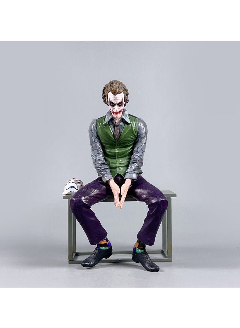 عام تمثال شخصية (جوكر) هيث ليدجر من فيلم (ذا دارك نايت) و (فرقة الانتحار) لدي سي، تمثال عمل يجسد شخصية جوكر كما قدمها هيث ليدجر في أفلام أمريكية، مكمل لمقتنيات أفلام أمريكية ومناسب لوضعها على المكتب، بجودة عالية ويعتبر من العناصر القابلة للجمع لعشاق أفلام أمريكية. - Image 2