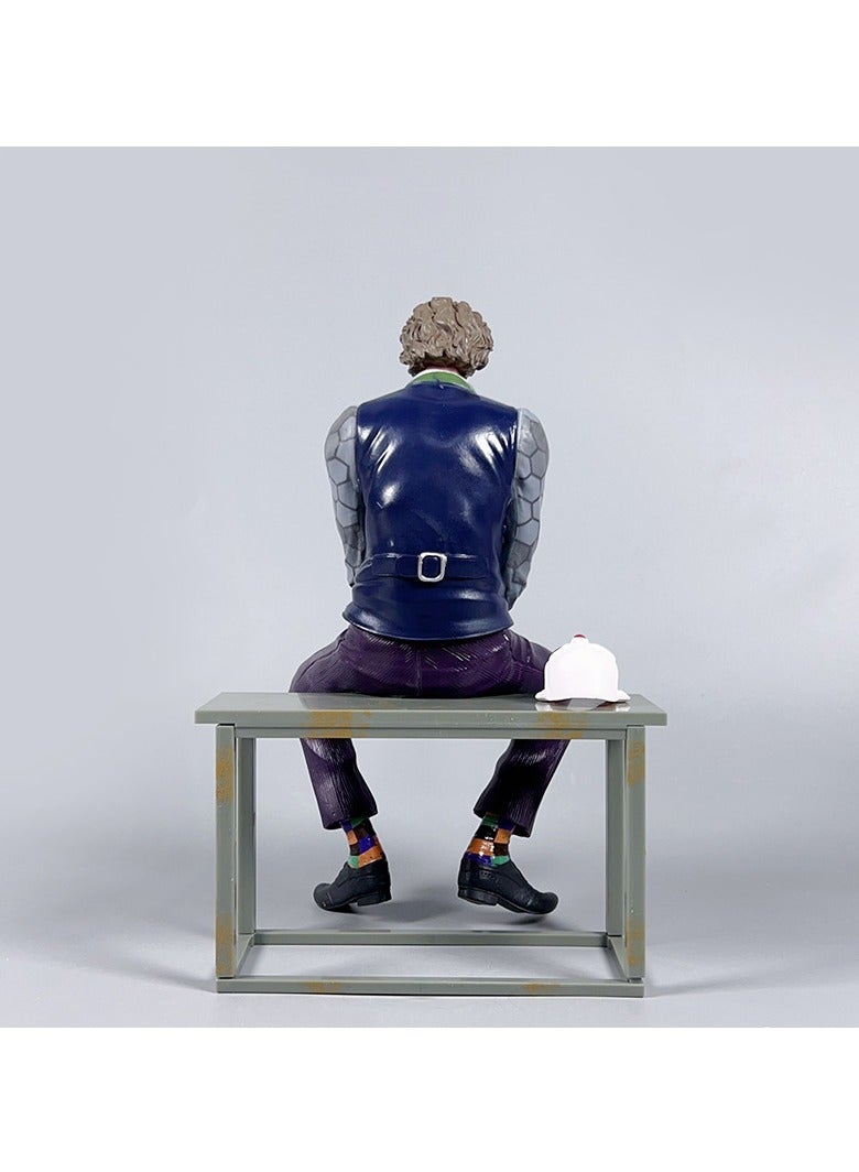 عام تمثال شخصية (جوكر) هيث ليدجر من فيلم (ذا دارك نايت) و (فرقة الانتحار) لدي سي، تمثال عمل يجسد شخصية جوكر كما قدمها هيث ليدجر في أفلام أمريكية، مكمل لمقتنيات أفلام أمريكية ومناسب لوضعها على المكتب، بجودة عالية ويعتبر من العناصر القابلة للجمع لعشاق أفلام أمريكية. - Image 4