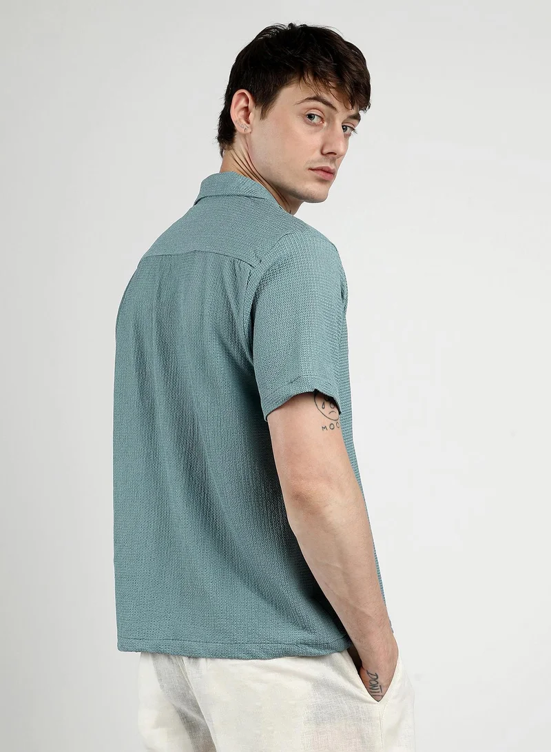 Campus Sutra Men's Teal Green Micro Zig-Zag Shirt | أكمام قصيرة | نمط سادة | مناسب للإطلالات الكاجوال واليومية | طوق منتشر