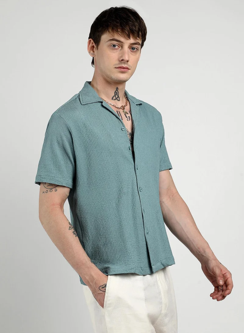 Campus Sutra Men's Teal Green Micro Zig-Zag Shirt | أكمام قصيرة | نمط سادة | مناسب للإطلالات الكاجوال واليومية | طوق منتشر
