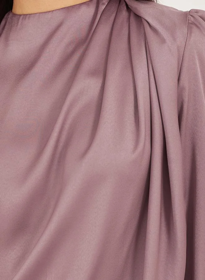 ستايلي بلوزة ساتان برقبة عالية سادة
