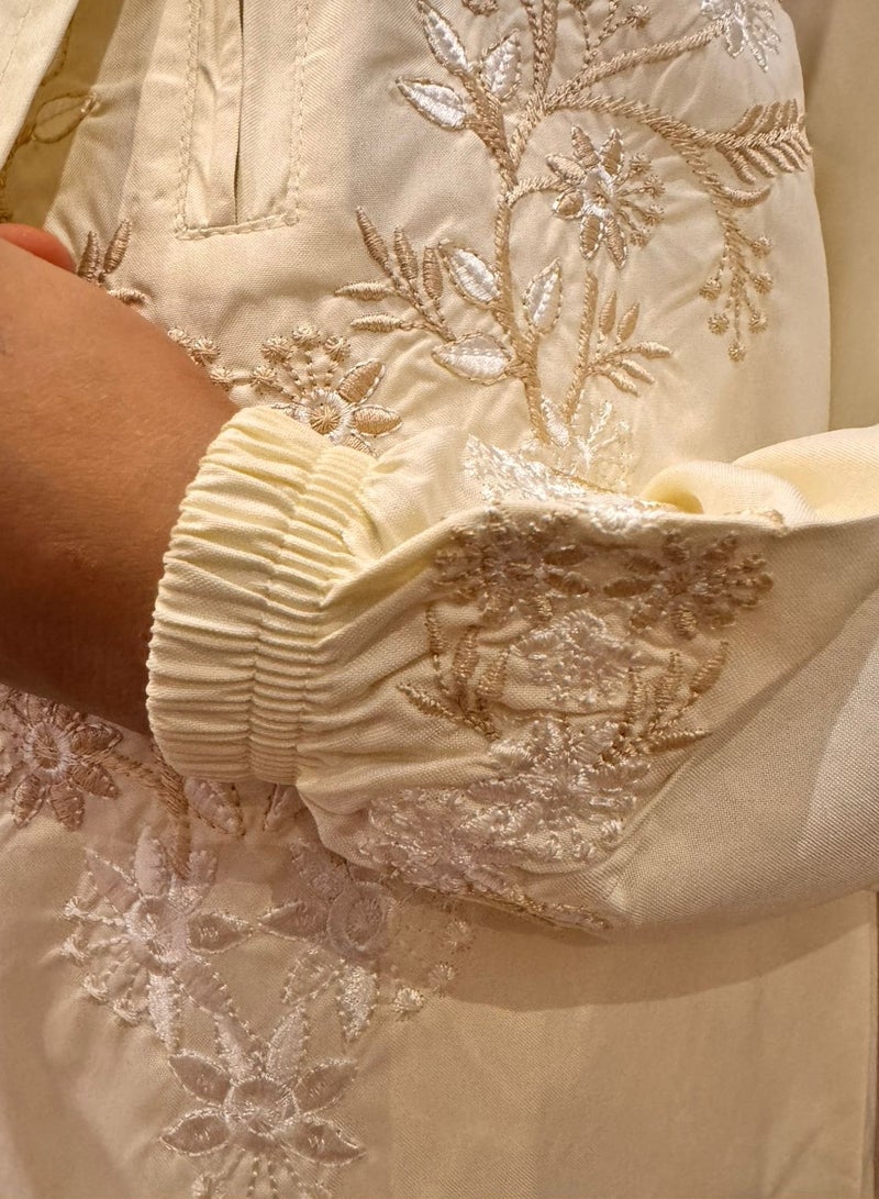 شرشف صلاة فاخر، ناعم ومطرز بلمسات ورود أنيقة، مع حجاب مدمج وتغطية كاملة لمظهر محتشم وراحة مثالية، بمقاس واحد يناسب الجميع - Image 2