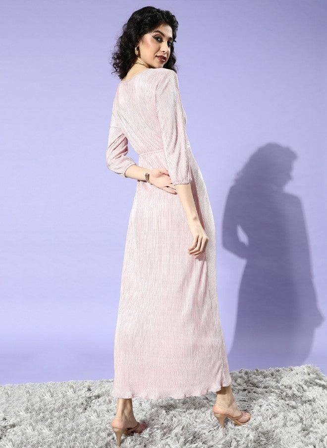 Athena فستان ماكسي وردي بتجاعيد أكورديون وتصميم ملتوي مع شق عالٍ للنساء - Image 5