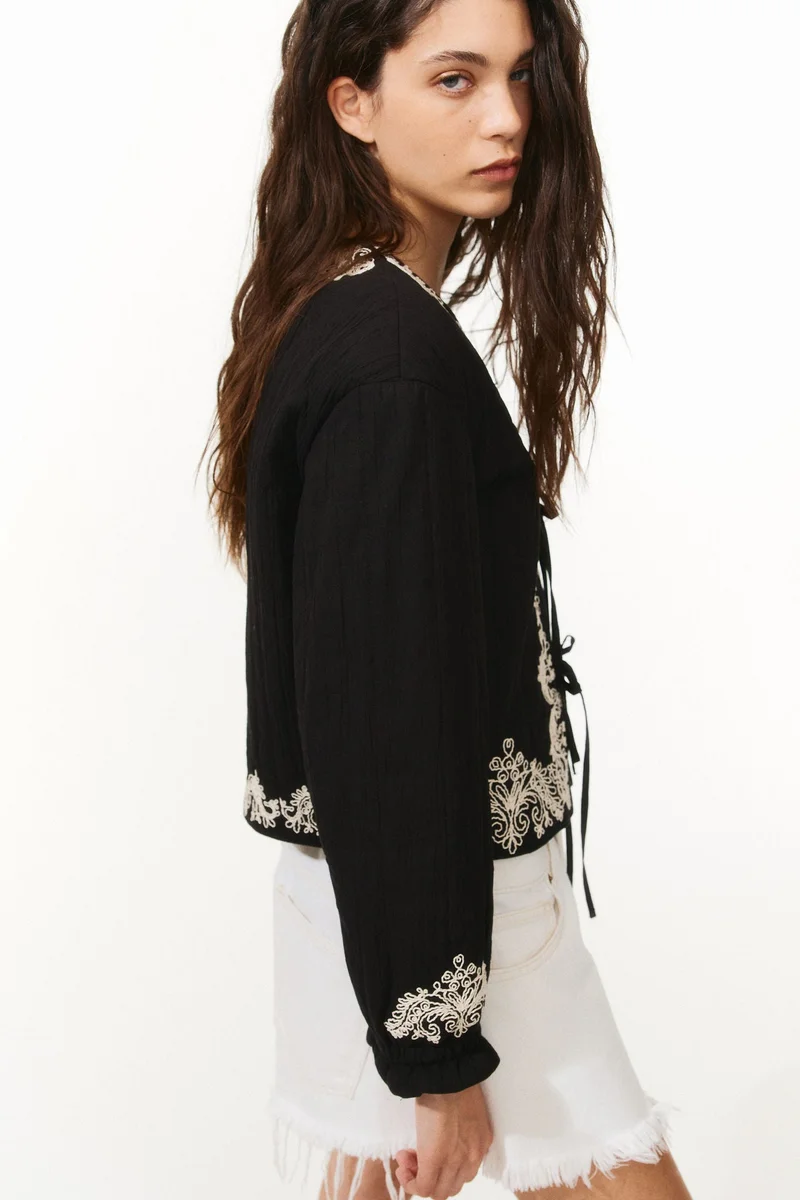 اتش اند ام جاكيت بتطريزات مع رباط من الأمام