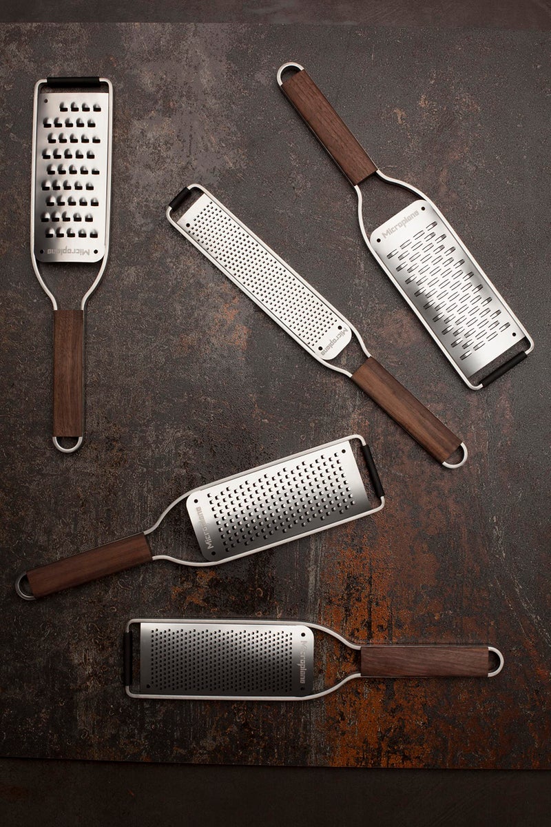 Microplane مبشرة جبن ماستر سيريز بمقبض خشبي وإطار من الفولاذ المقاوم للصدأ وشفرات خشنة - Image 4
