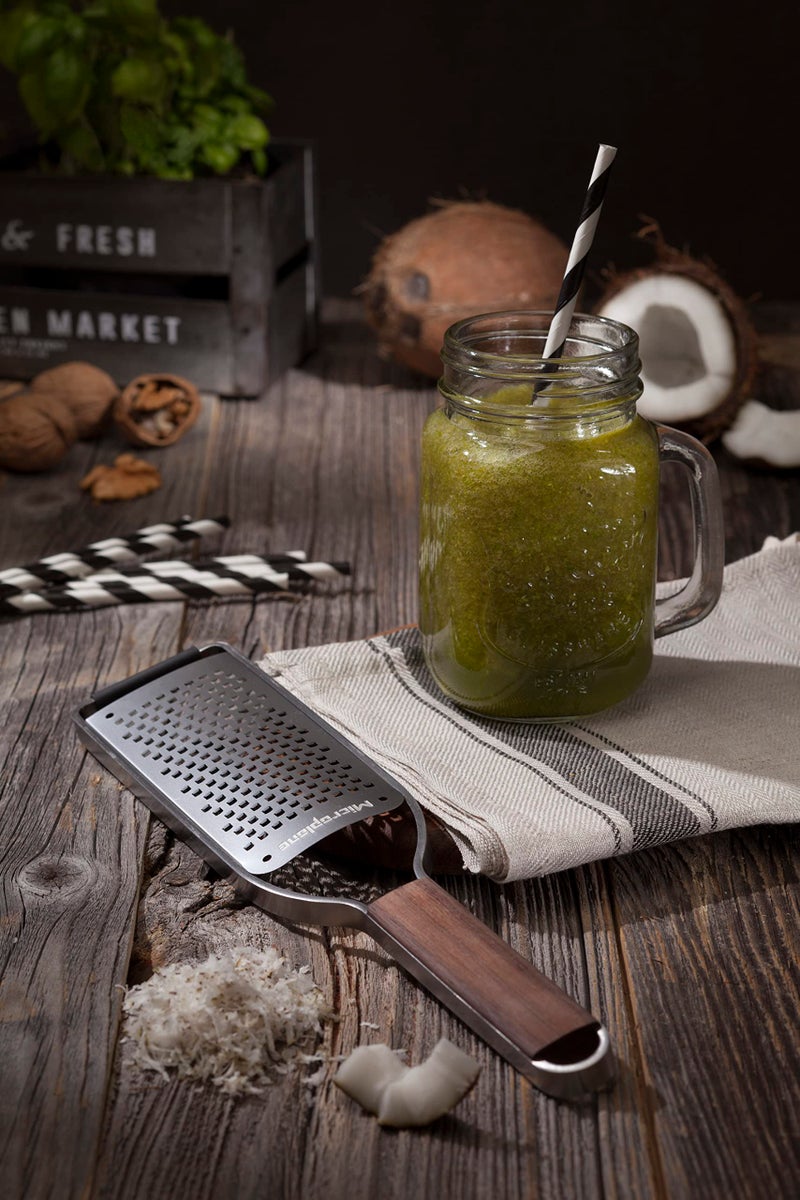 Microplane مبشرة جبن ماستر سيريز بمقبض خشبي وإطار من الفولاذ المقاوم للصدأ وشفرات خشنة - Image 3