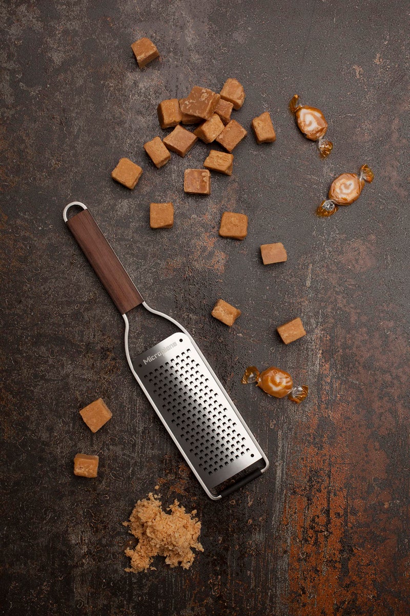 Microplane مبشرة جبن ماستر سيريز بمقبض خشبي وإطار من الفولاذ المقاوم للصدأ وشفرات خشنة - Image 2