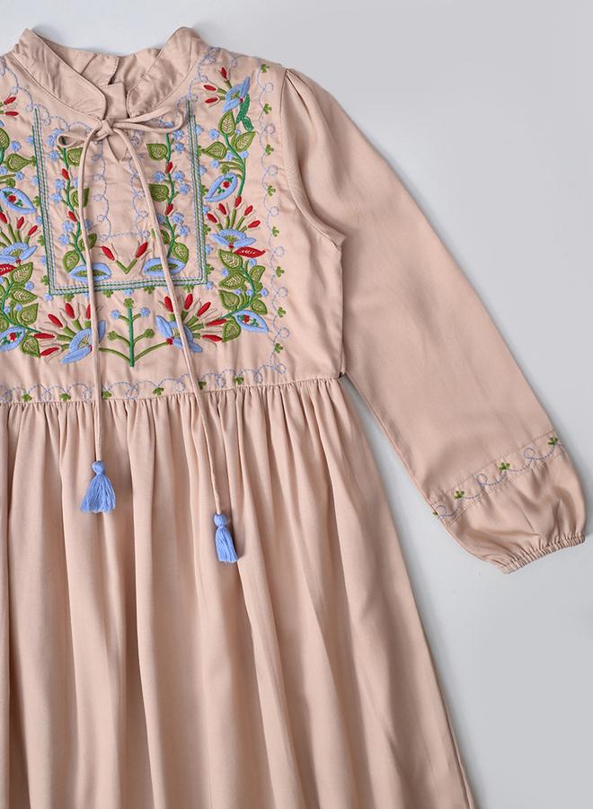 بيلا مودا فستان مطرز بشراريب - Image 4