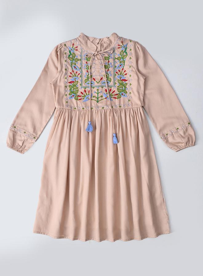 بيلا مودا فستان مطرز بشراريب - Image 2