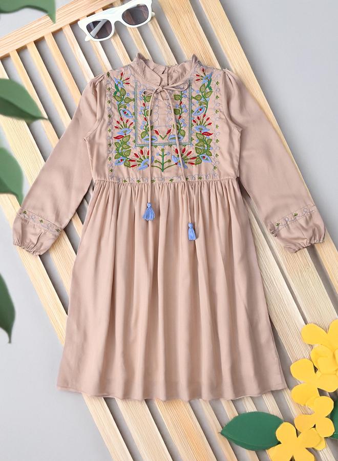 بيلا مودا فستان مطرز بشراريب - Image 1