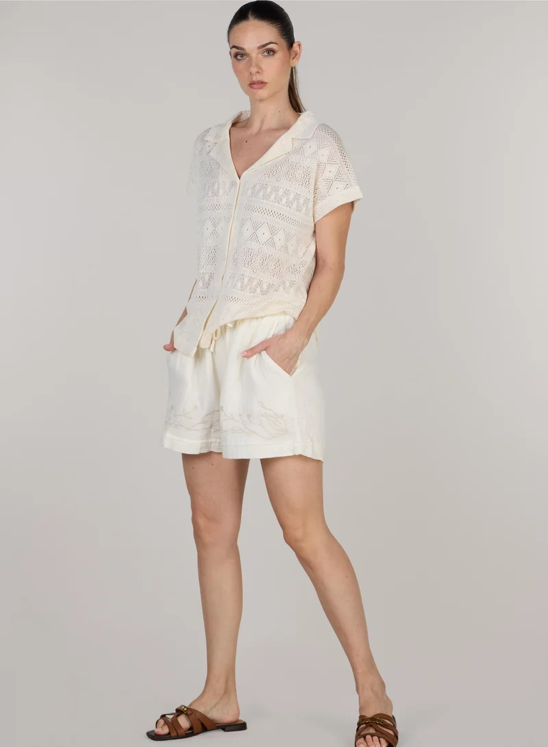 جاست نيتشر شورت آيفي بإطلالة مواكبة للموضة