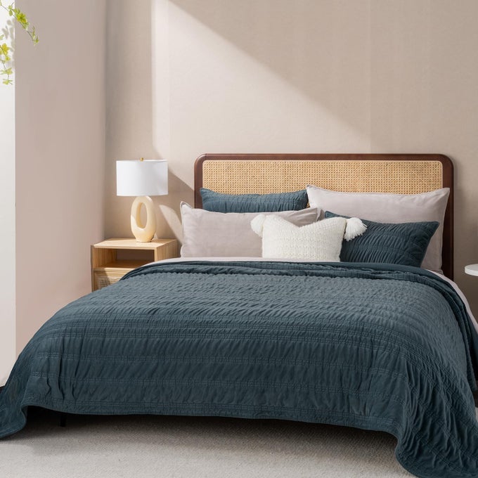 EVERGRACE VELVET QUILT QUEEN SIZE LUXURY VELVET BEDDING SET ULTRA SOFT RUCHED QUILT SETS LIGHTWEIGHT COMFORTER VINTAGE TEXTURED BEDSPREAD COVERLET WITH 2 SHAMS FOR ALL SEASON STORMY BLUE