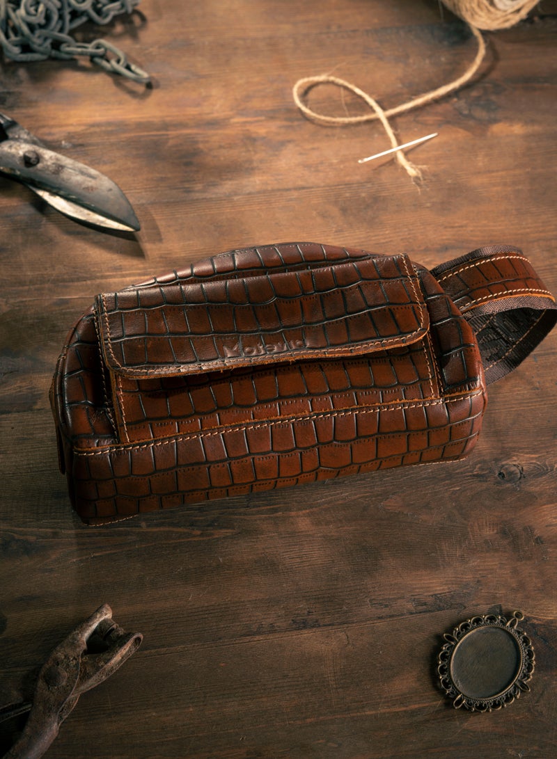 موتيفيا شنطة يد جلد للرجال ، تأتي بها جيب أساسية بسحاب وجيب أمامي كبسون،شنطه يد رجاليه جلد طبيعى ،أنيقة ومتينة وتصميم متعدد الإستخدام - Image 2