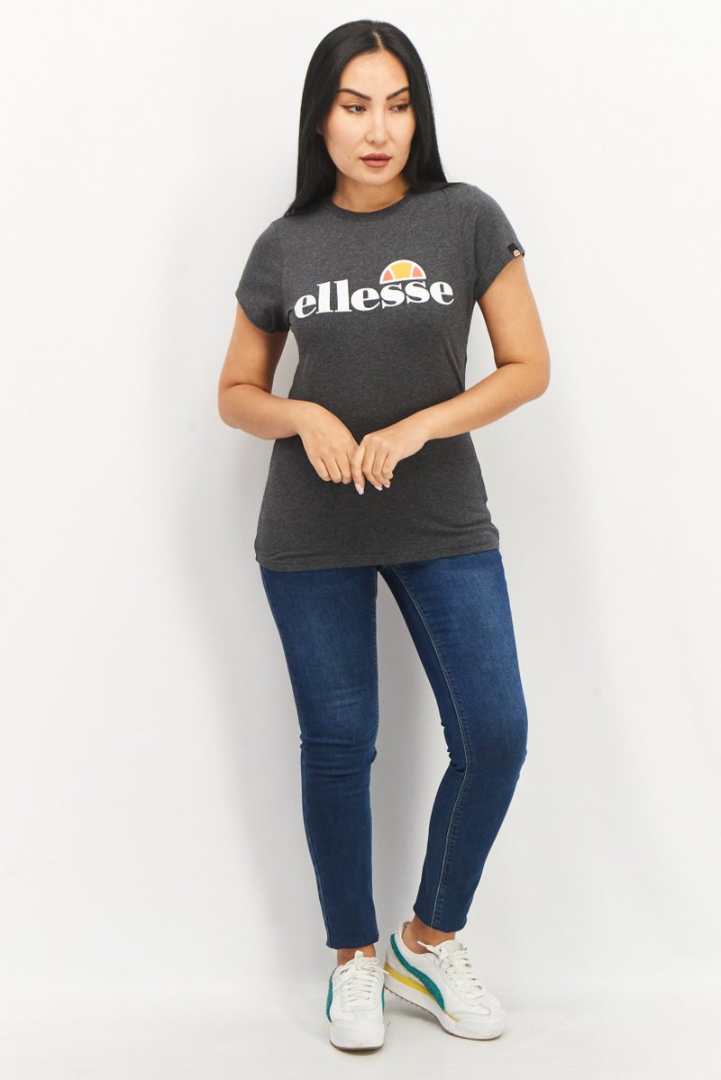 Ellesse تي شيرت نسائي بياقة دائرية وأكمام قصيرة بشعار العلامة التجارية، رمادي داكن - Image 3