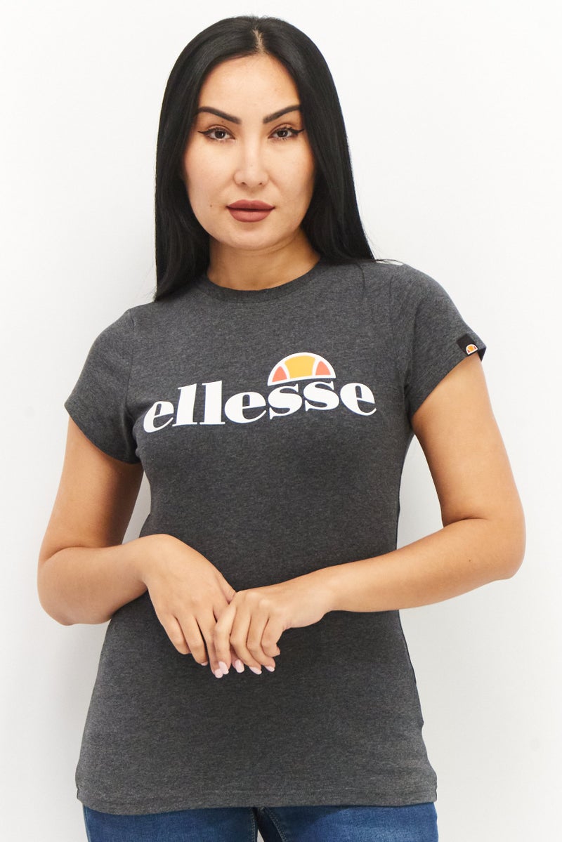 Ellesse تي شيرت نسائي بياقة دائرية وأكمام قصيرة بشعار العلامة التجارية، رمادي داكن - Image 1