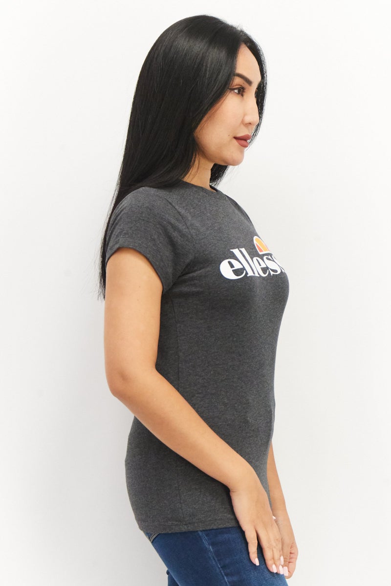 Ellesse تي شيرت نسائي بياقة دائرية وأكمام قصيرة بشعار العلامة التجارية، رمادي داكن - Image 2