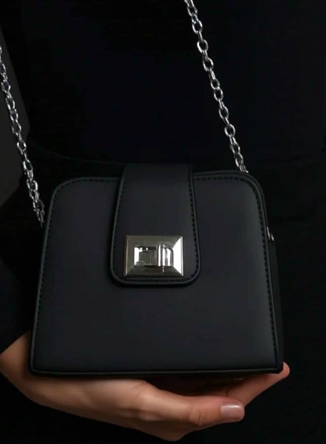 شنطة كروس نسائية أنيقة – سوداء بتصميم عصري وسلسلة معدن - Image 2