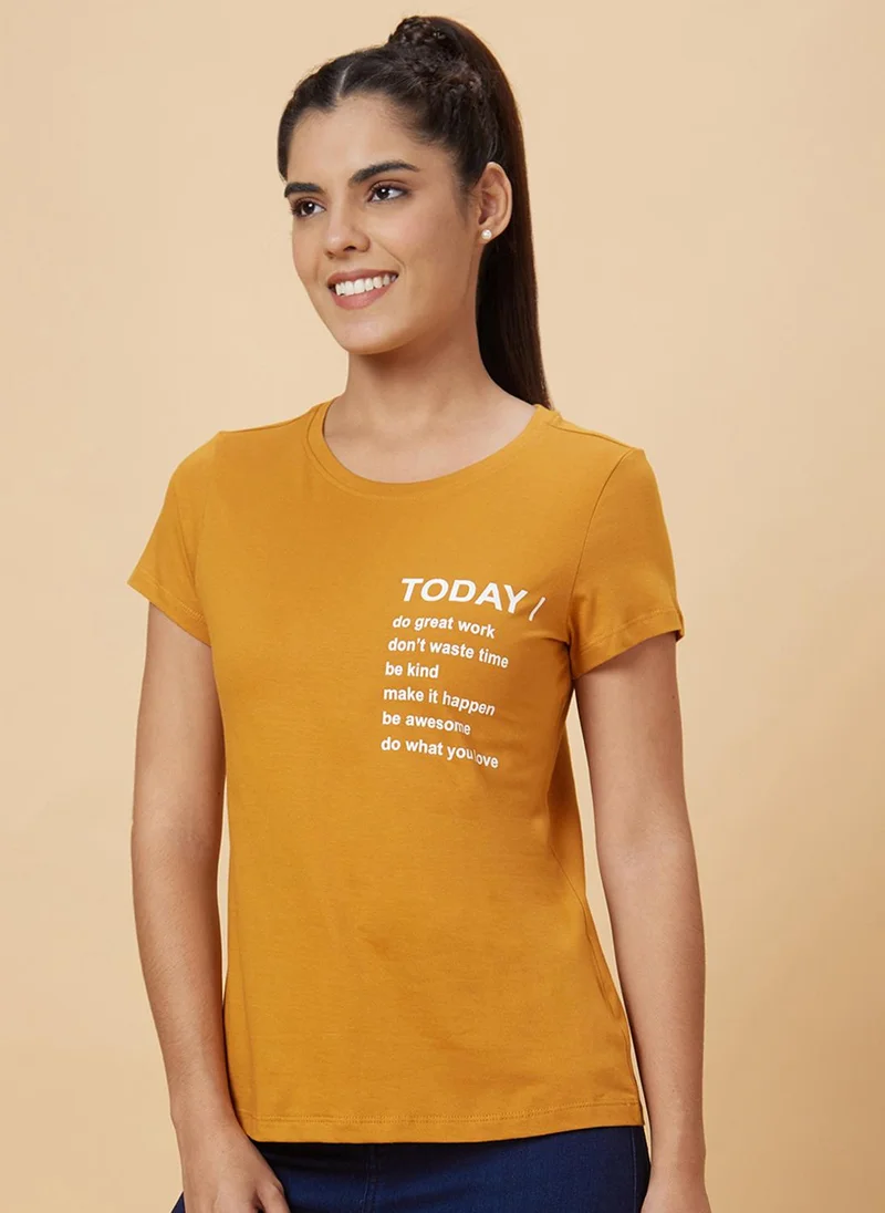 جلو باص تيشيرت قطن نقي برقبة دائرية بطبعة صفراء للنساء