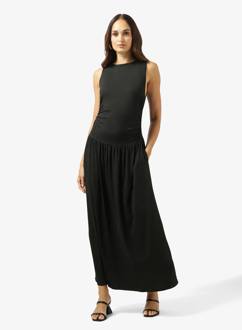 ايلا فستان بلا أكمام بتصميم -