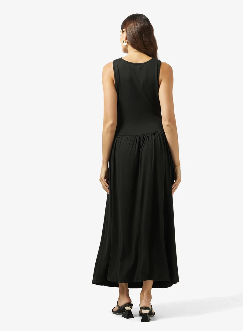 ايلا فستان بلا أكمام بتصميم -