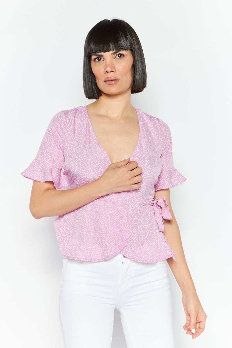 VERO MODA بلوزة نسائية بأكمام قصيرة وفتحة عنق متقاطعة، مطبوعة بالكامل، لون بنفسجي فاتح - Image 1