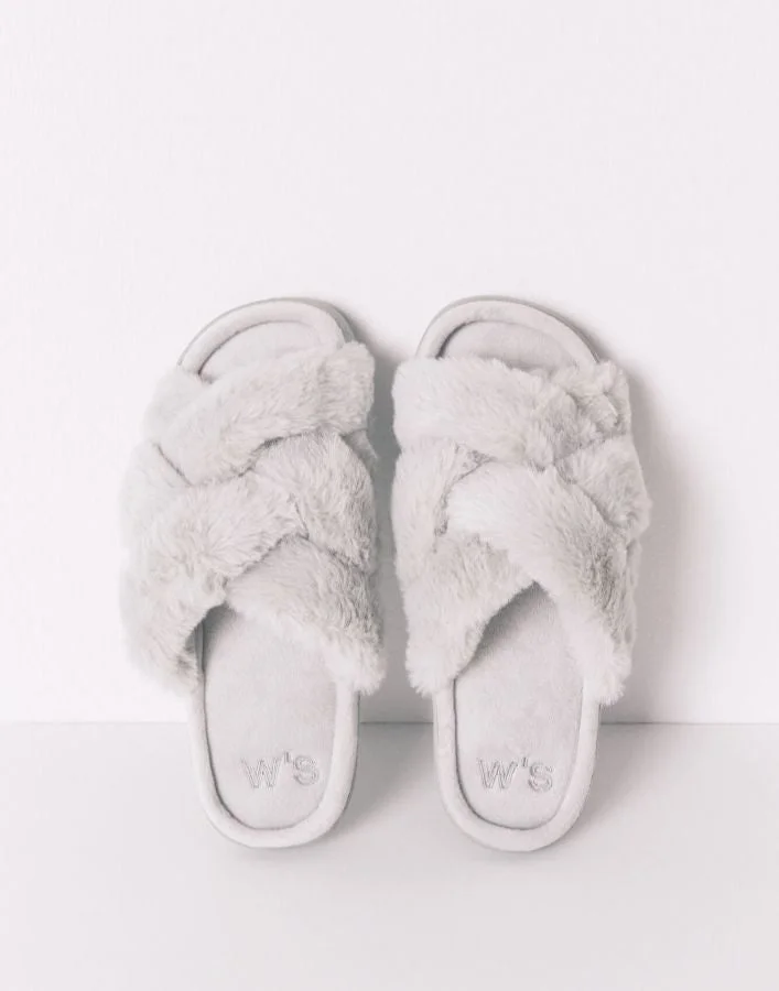 ومن سيكريت شبشب مع فرو أخضر