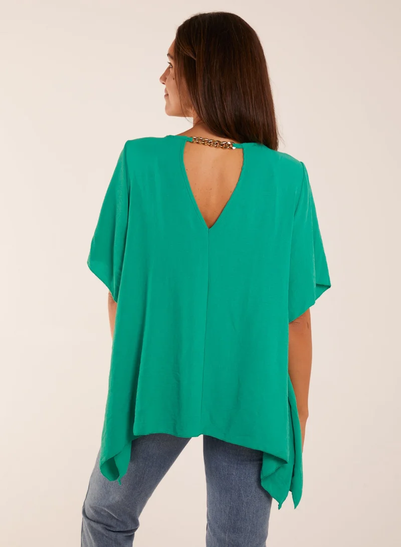 بلو فانيلا بلوزة قصيرة بأكمام قصيرة بتفاصيل سلسلة