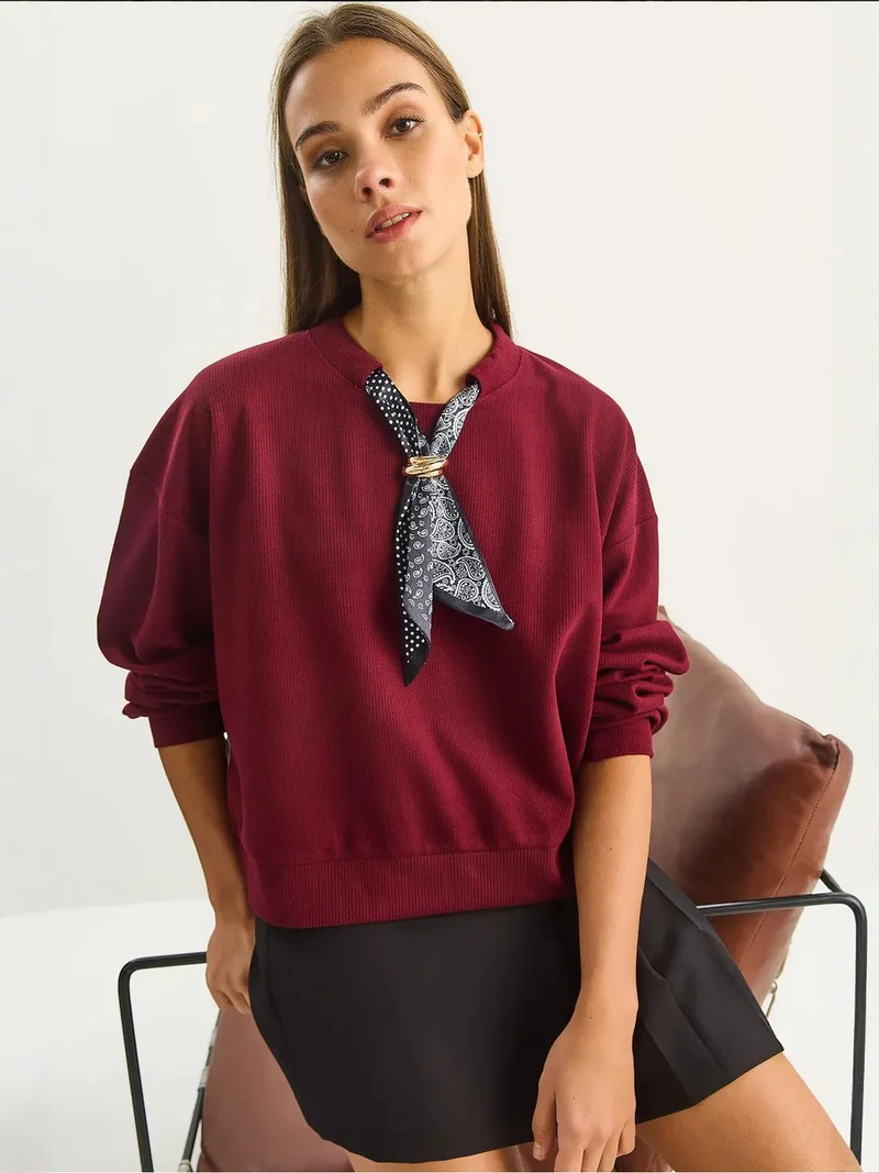 بيانكو لوتشي بلوفر لوكس بياقة دائرية وتفاصيل إكسسوار مطبوع