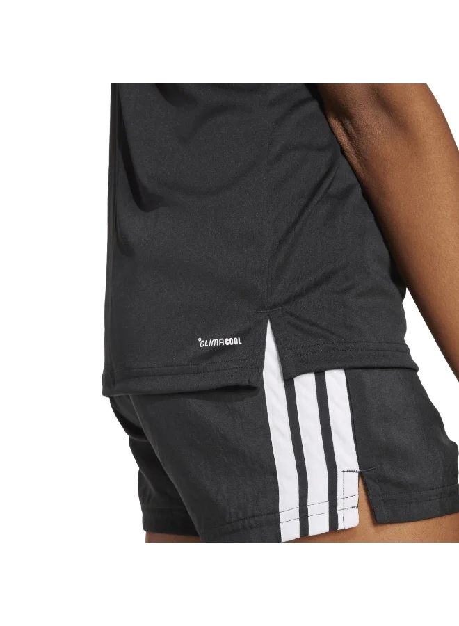 adidas تيشيرت نسائي أساسي بثلاث خطوط من أديداس