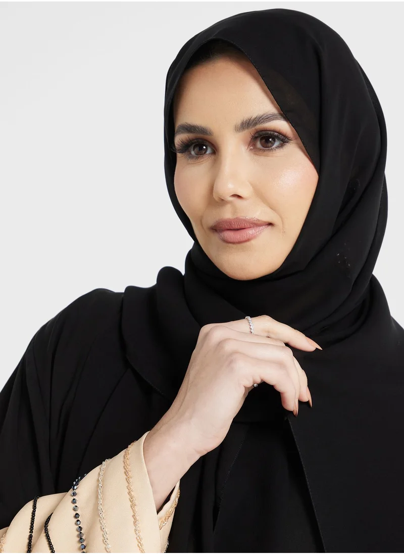هيا كلوزيت عباية مزينة بتفاصيل متباينة