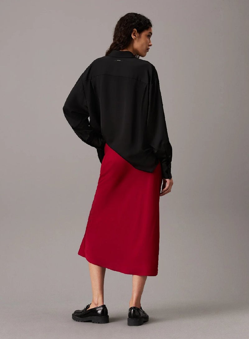 كالفن كلاين تنورة متوسطة الطول بقصة ضيقة من قماش الكريب - Image 2