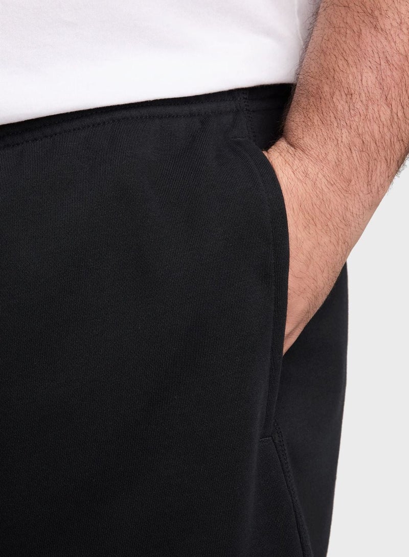 Nike شورتات نايك كلوب للرجال من قماش فرنسي تيري خفيف الوزن - Image 4