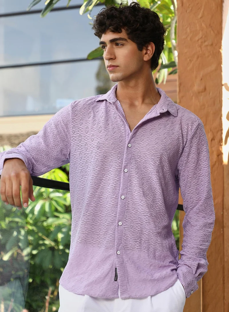 كامبوس سوترا قميص رجالي بنقشة جاكار منسوجة بياقة ممتدة وأكمام طويلة بأزرار وحافة منحنية بلون بنفسجي لافندر