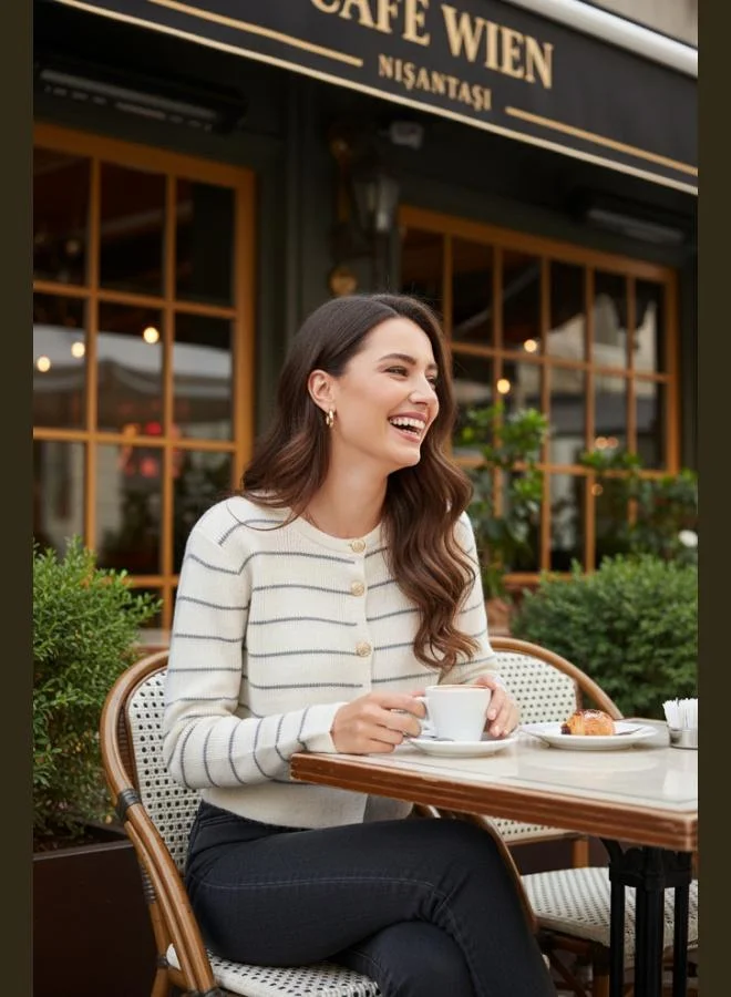 ليلا كارديجان نسائي ليلا بقصة قياسية بنقشة مخططة ونسيج ناعم