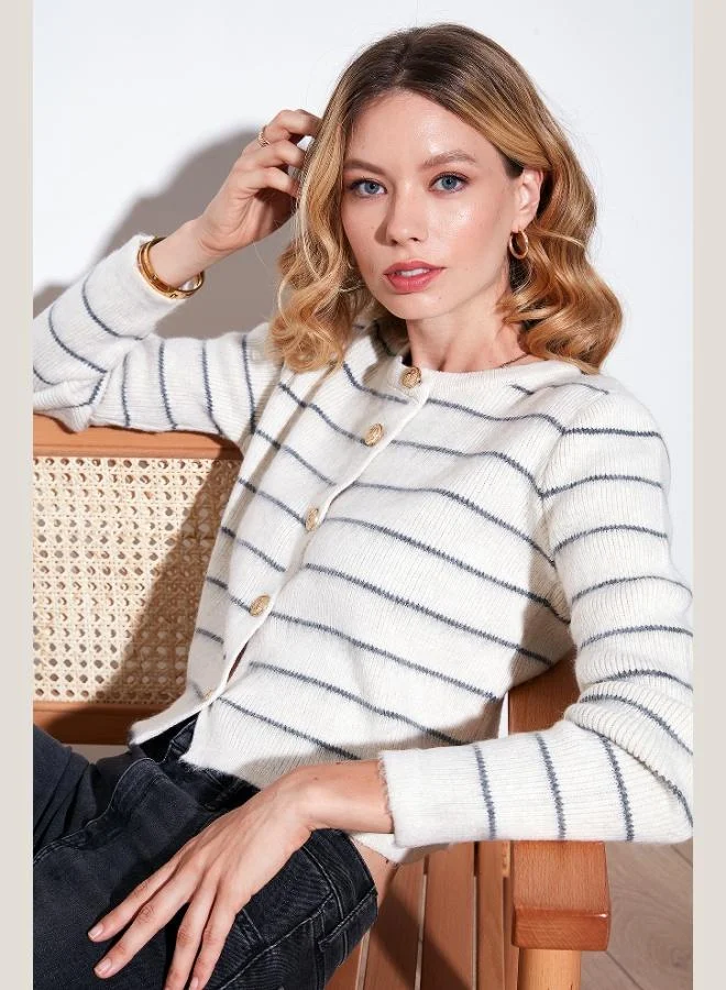 ليلا كارديجان نسائي ليلا بقصة قياسية بنقشة مخططة ونسيج ناعم