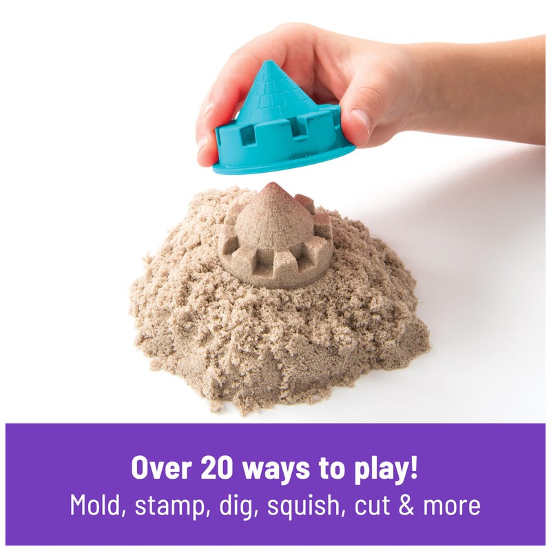 Kinetic Sand رمل كينيتك، صندوق رمل قابل للطي مع 2 رطل من الرمل للعب، 7 قوالب وأدوات، صندوق تخزين، ألعاب حسية، هدايا العطلات وملحقات للأطفال من سن 3 سنوات وما فوق - Image 4