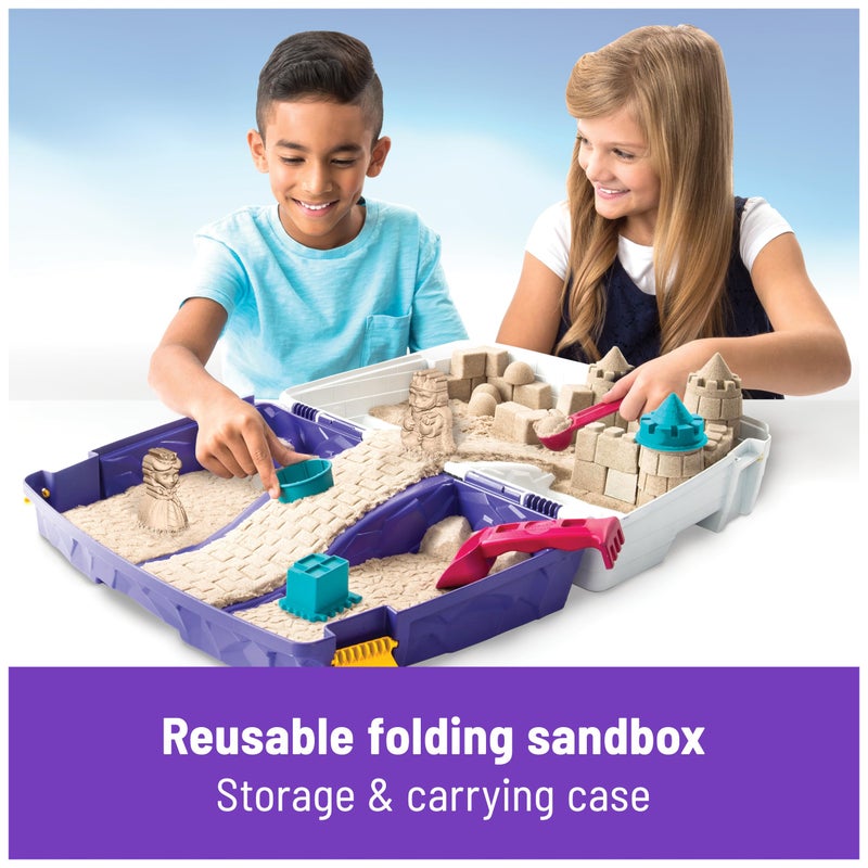 Kinetic Sand رمل كينيتك، صندوق رمل قابل للطي مع 2 رطل من الرمل للعب، 7 قوالب وأدوات، صندوق تخزين، ألعاب حسية، هدايا العطلات وملحقات للأطفال من سن 3 سنوات وما فوق - Image 3