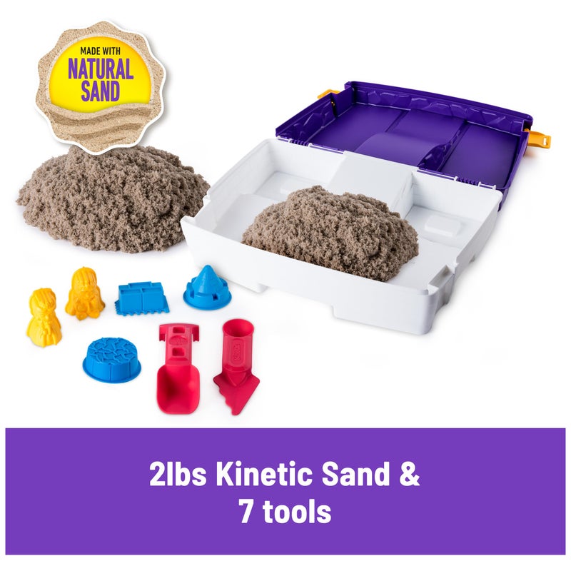 Kinetic Sand رمل كينيتك، صندوق رمل قابل للطي مع 2 رطل من الرمل للعب، 7 قوالب وأدوات، صندوق تخزين، ألعاب حسية، هدايا العطلات وملحقات للأطفال من سن 3 سنوات وما فوق - Image 2