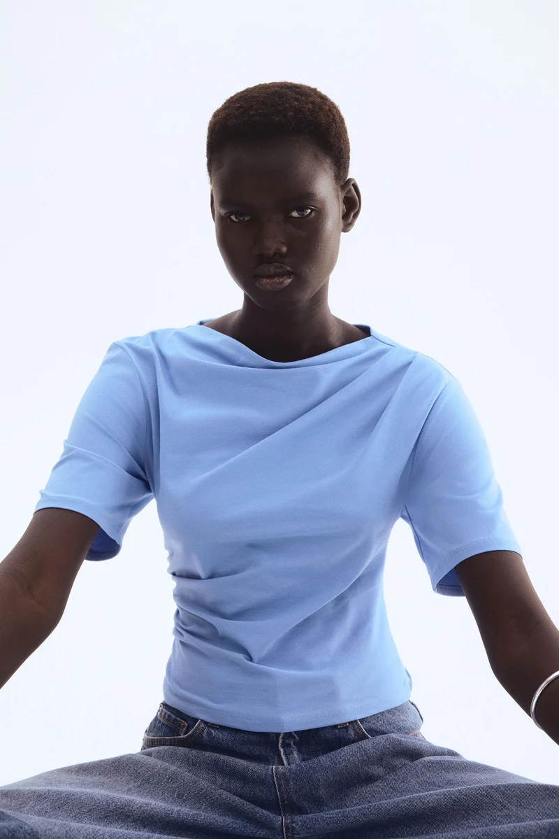 اتش اند ام تي-شيرت بتصميم منسدل