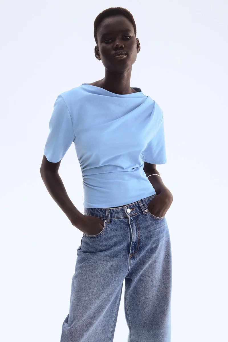 اتش اند ام تي-شيرت بتصميم منسدل