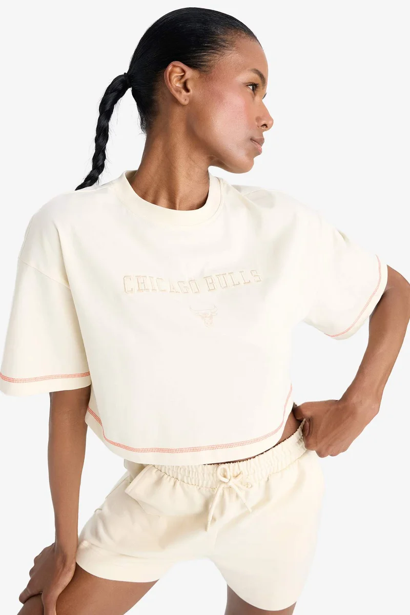 ديفاكتو Chicago Bulls Licensed Crop Crew Neck Short Sleeve T-Shirt