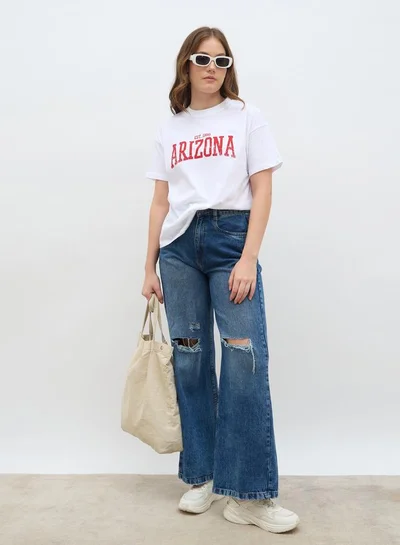 ستايلي تيشيرت ستايلي بطبعة شعار، قصة بوكسي، أكمام قصيرة